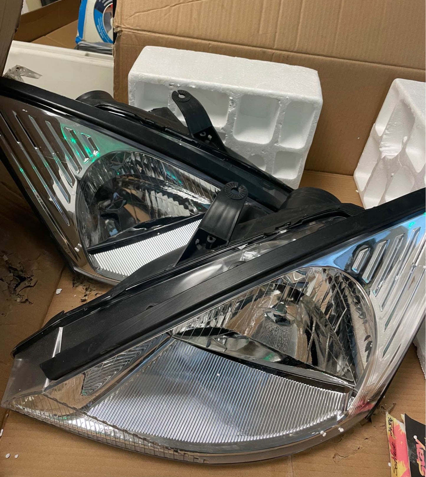 Headlights Compatible with 2000-2004 Ford Focus, Headlight Assembly Replacement for 00 2001 2002 2003 04 Ford Focus Headlamp Chrome Housing Clear Reflector Left+Right Side