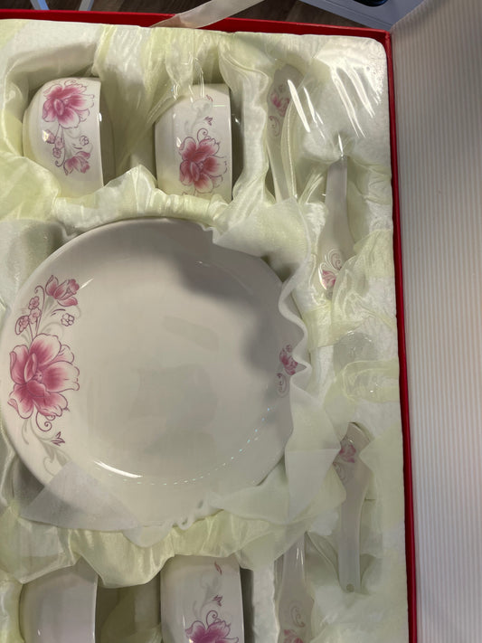 Ceremonial delicate porcelain ceramic tableware includes 4 bowls 2 plates 4 spoons